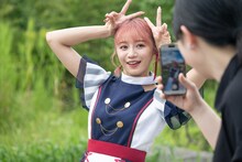 本番前のひとときにSNS用の写真を撮影する星名美怜。