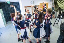 円陣を組んで本番に挑む私立恵比寿中学。