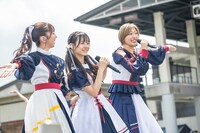 左から真山りか、仲村悠菜、小林歌穂。