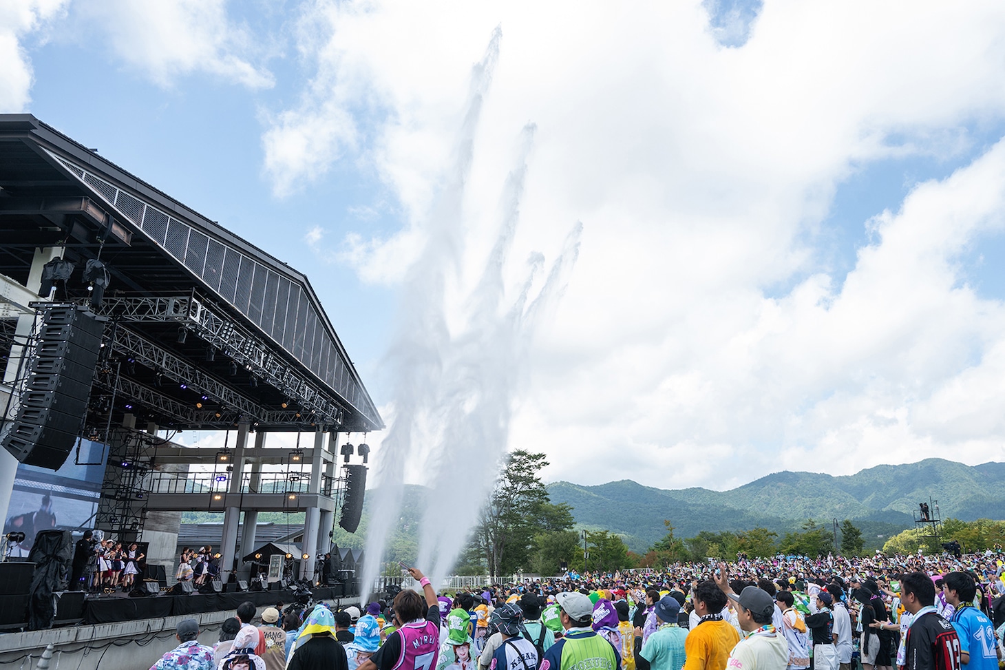 勢いよく水しぶきを上げるウォーターキャノン。
