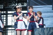 新衣装をアピールする桜井えま（左）と小久保柚乃（右）。