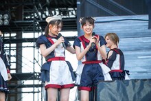 新衣装をアピールする桜井えま（左）と小久保柚乃（右）。