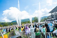 勢いよく水しぶきを上げるウォーターキャノン。