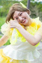 ポーズを決める小林歌穂。