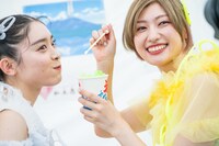 風見和香（左）にかき氷を食べさせる小林歌穂（右）。