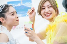 風見和香（左）にかき氷を食べさせる小林歌穂（右）。