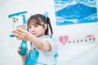 ラムネを持って自撮りする中山莉子。