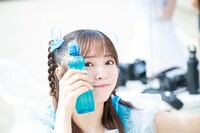 ラムネを持って自撮りする中山莉子。