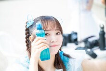 ラムネを持って自撮りする中山莉子。