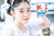 かき氷を手に記念撮影する風見和香。