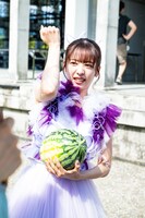 スイカをヒジで割ろうと試みる真山りか。