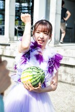 スイカをヒジで割ろうと試みる真山りか。