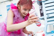 「ファミえん」バックヤード名物、かき氷を楽しむ星名美怜。