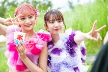 かき氷を手に記念撮影する星名美怜（左）と真山りか（右）。