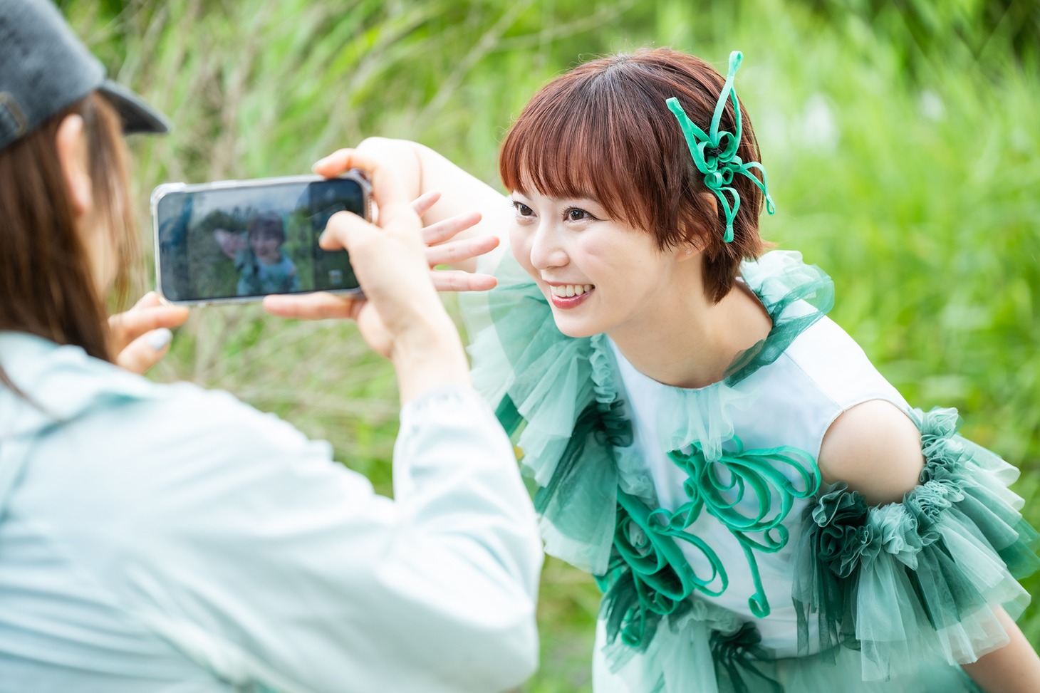 記念撮影する安本彩花。