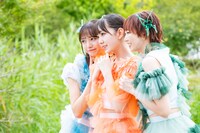 開演前のひとときを楽しむ中山莉子、桜井えま、安本彩花（左から）。