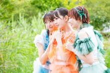 開演前のひとときを楽しむ中山莉子、桜井えま、安本彩花（左から）。