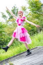 ポーズを決める星名美怜。