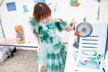 「ファミえん」バックヤード名物、かき氷を楽しむ安本彩花。