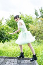 木道の縁でポーズを決める小久保柚乃。