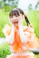 SNS用の写真を撮影する桜井えま。