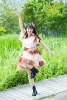 野鳥のようなポーズを取る仲村悠菜。