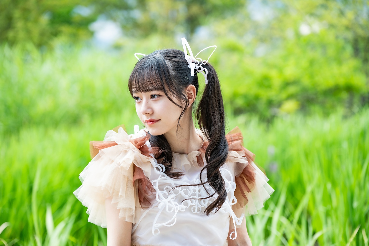 たそがれる仲村悠菜。