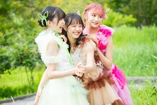 開演前のひとときを楽しむ小久保柚乃、仲村悠菜、星名美怜（左から）。