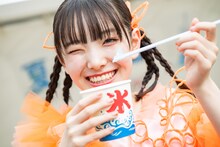 かき氷を手に記念撮影する桜井えま。