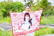 桜木心菜のタオルを手に記念撮影する風見和香。