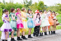 開演前に記念撮影する私立恵比寿中学。欠席の桜木心菜はタオルでの参加（右から5番目）。