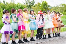 開演前に記念撮影する私立恵比寿中学。欠席の桜木心菜はタオルでの参加（右から5番目）。