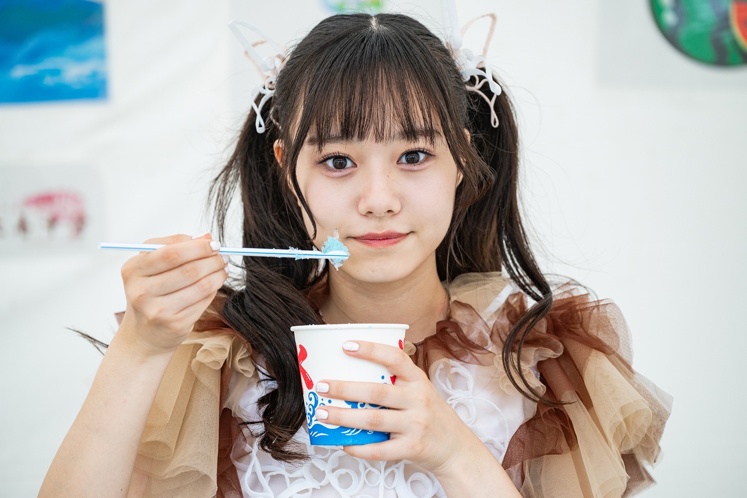 かき氷を手に記念撮影する仲村悠菜。