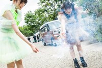 真っ昼間に花火を楽しむ小久保柚乃（左）と仲村悠菜（右）。