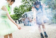 真っ昼間に花火を楽しむ小久保柚乃（左）と仲村悠菜（右）。