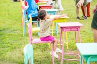 春ツアーで使用された机と椅子が並ぶ撮影スポット。