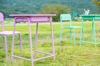 春ツアーで使用された机と椅子が並ぶ撮影スポット。