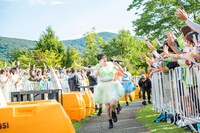 客席を間から登場する私立恵比寿中学。