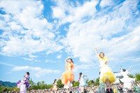 青空の下で歌う私立恵比寿中学。