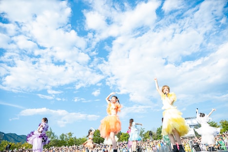 青空の下で歌う私立恵比寿中学。