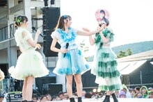 自己紹介する桜木心菜（右）。