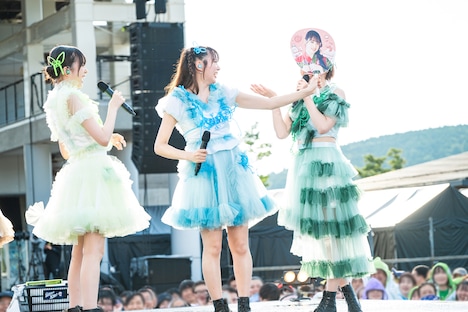 自己紹介する桜木心菜（右）。