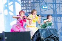 左から星名美怜、小林歌穂、安本彩花。