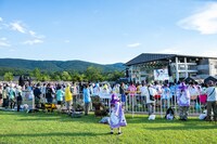 「えびちゅう 夏のファミリー遠足 略してファミえん in 山中湖2024」1日目の様子。