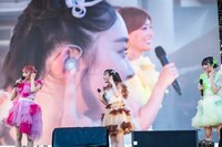 新しいイヤモニをアピールする私立恵比寿中学。