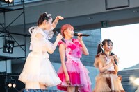 ステージ上で母とコミュニケーションを取る星名美怜（中央）。