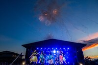 ブルーアワーの空に広がる打ち上げ花火。