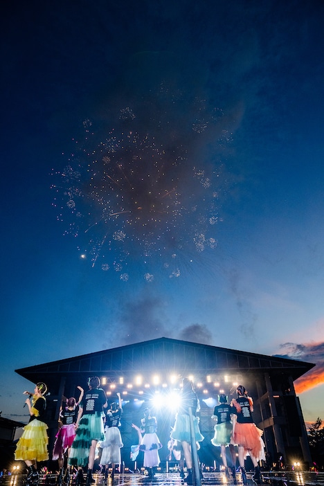 ブルーアワーの空に広がる打ち上げ花火。