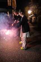 終演後に花火を楽しむ小林歌穂（左）と真山りか（右）。