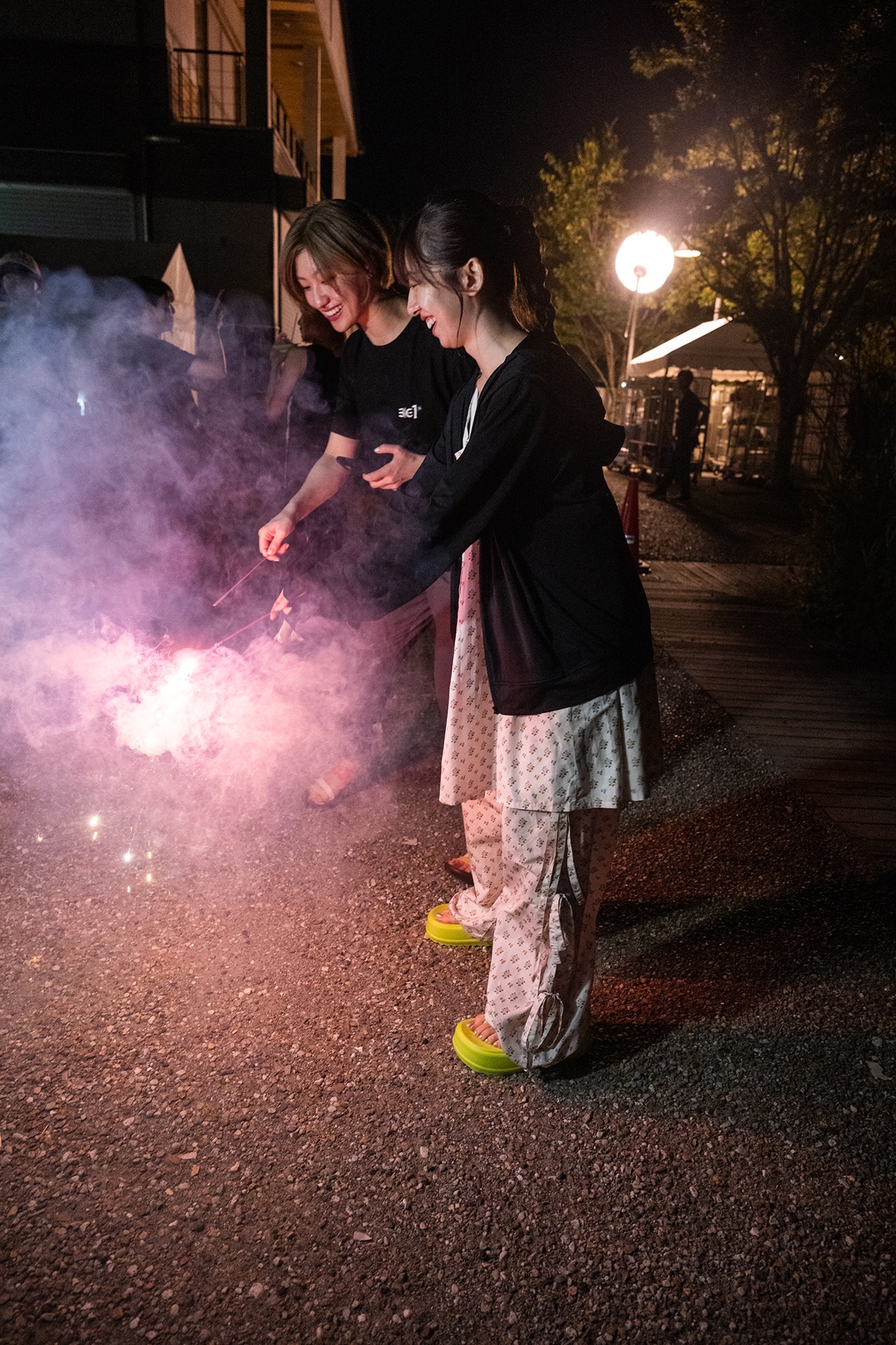 終演後に花火を楽しむ小林歌穂（左）と真山りか（右）。